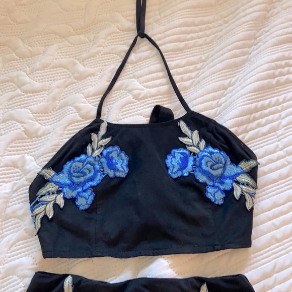 Blue floral halter crop and skirt set - Picture 2 of 6